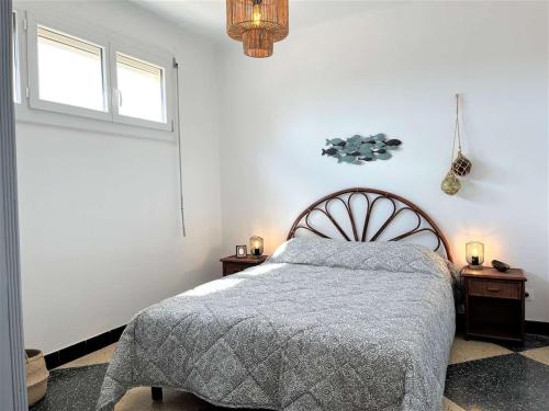 une chambre avec un lit et deux tables et une fenêtre dans l'établissement Appartement 2 pièces avec terrasse et vue mer à 50m de la plage - FR-1-229C-84, à Port-la-Nouvelle