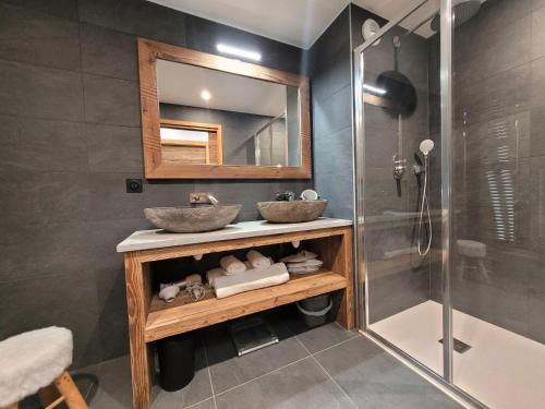 une salle de bain avec deux lavabos et une douche dans l'établissement Appartement de charme au centre des Gets, proche pistes, 8 pers - moderne et équipé - FR-1-598-150, aux Gets