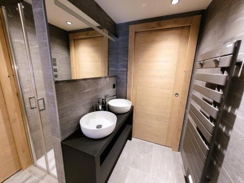une salle de bain avec un lavabo et des toilettes dans l'établissement Appartement prestigieux au centre avec cheminée, 6 pers, sauna, hammam, fitness, parking - FR-1-598-151, aux Gets