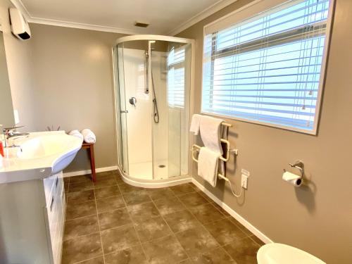 Vonios kambarys apgyvendinimo įstaigoje Family Apartment with Mountain Views