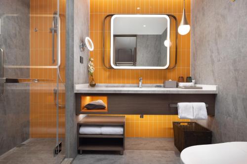 Kylpyhuone majoituspaikassa Home2 Suites by Hilton Hefei South Railway Station