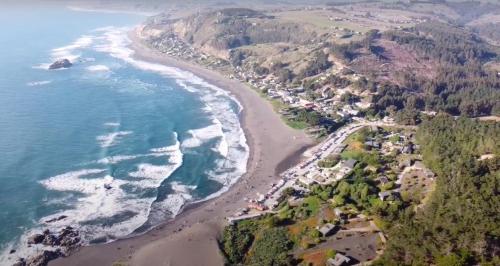 z powietrza widok na plażę i ocean w obiekcie Cabañas La Matanza w mieście Matanzas