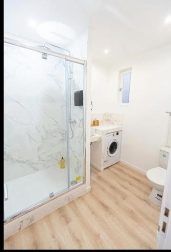 une salle de bain avec une douche avec des toilettes et un lavabo dans l'établissement Marseille centre T2 joliette, à Marseille