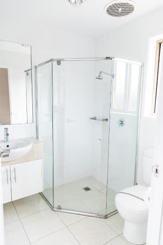 a bathroom with a shower and a toilet at Tea House Motor Inn in Bendigo