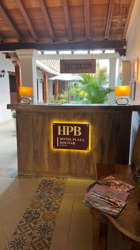 a hotel lobby with a hipp bar sign on the wall at HOTEL PLAZA BOLIVAR MOMPOX ubicado en el centro histórico con parqueadero interno in Mompos