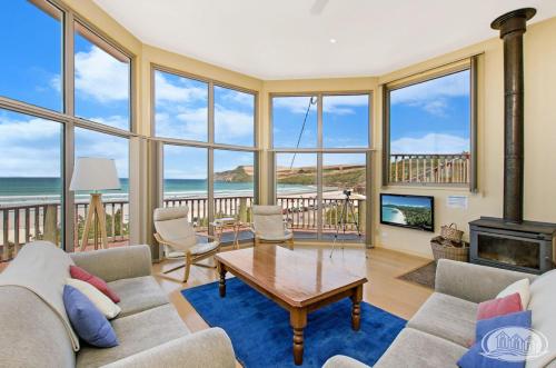 ポートランドにあるAbalone Beach Houseの海の景色を望むリビングルーム