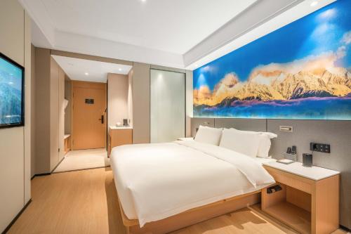 1 dormitorio con 1 cama grande y una gran pintura en la pared en Atour X Hotel - Taikoo Li Chengdu, en Chengdú