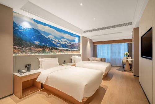 een slaapkamer met 2 bedden en een schilderij aan de muur bij Atour X Hotel - Taikoo Li Chengdu in Chengdu