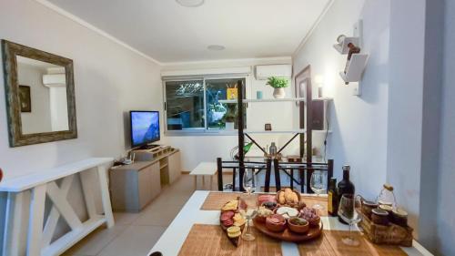 a living room with a table with food on it at Exclusivo Dpto, Zona Residencial in Godoy Cruz