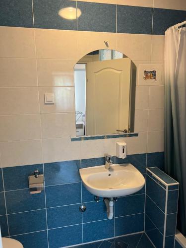 Bilik mandi di Apartments MiaMaja