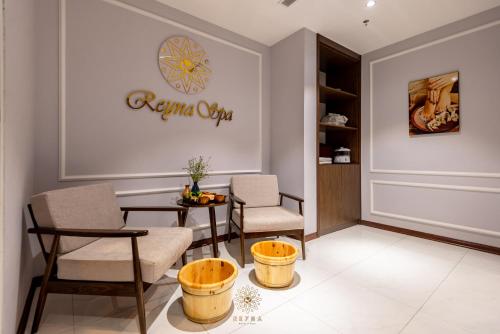 Χώρος καθιστικού στο Reyna Luxury Hotel