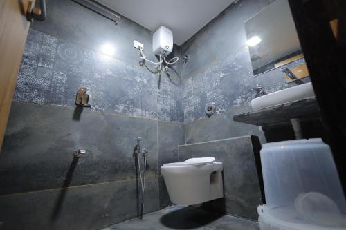 un baño con aseo y un hombre en la pared en HOTEL RK FORTUNE en Ahmedabad