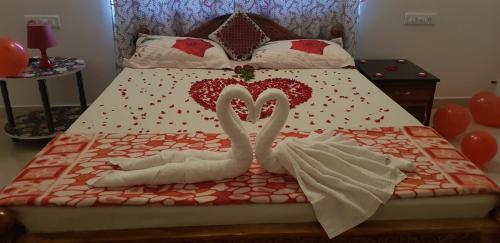 two swansuitsrendered to look like a bed with balloons at Fourseason frankcottage in Chikmagalūr