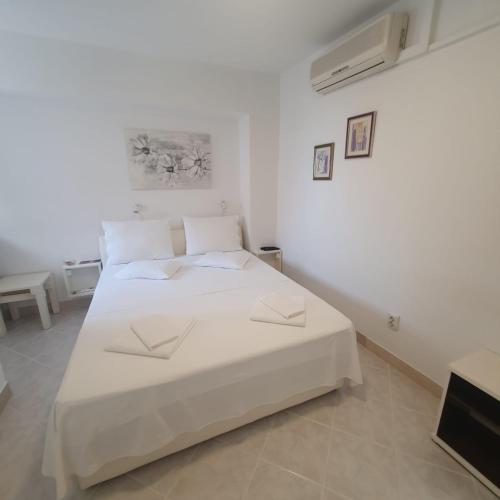 1 dormitorio blanco con 1 cama en una habitación en Rooms Garden - with a view, en Dubrovnik