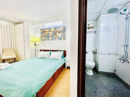 una camera con letto, doccia e servizi igienici di Onestar Danang Riverside a Da Nang