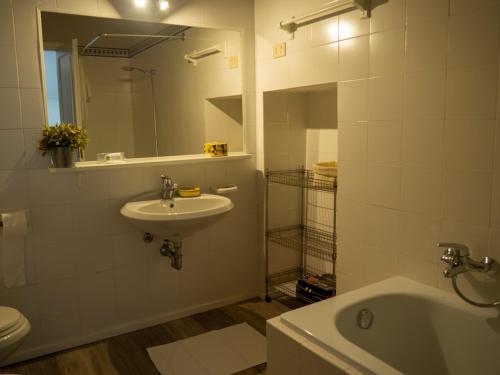een badkamer met een wastafel, een bad en een toilet bij Agriturismo La Montagnola in Torgiano