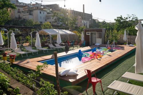 a swimming pool with chairs and a poolvisorangering at Capriccio Di Pasta Residence & Spa in Gragnano
