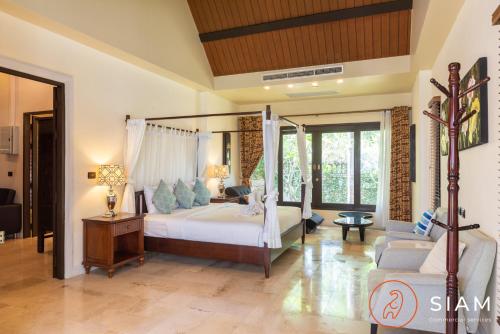- une chambre avec un lit et un salon dans l'établissement Villa BangKao 3Br Pool & Walk to Beach, à Nathon Bay
