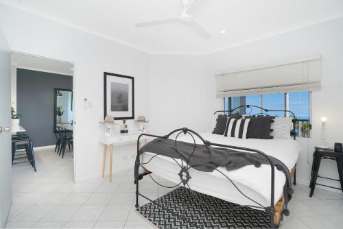 una camera con letto, tavolo e sedie di Welcome Homestay Gurambai a Darwin