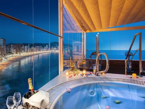 wanna z hydromasażem w pokoju z widokiem na miasto w obiekcie Hotel Boutique Villa Venecia w mieście Benidorm