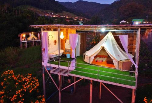 Pemandangan gunung umum atau pemandangan gunung yang diambil dari resort