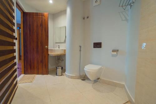 uma casa de banho com um WC e um lavatório em Emerald Hotel em Āīzawl
