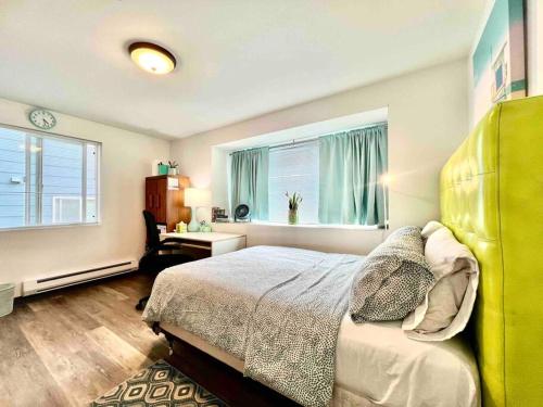 um quarto com uma cama e uma janela em Micro Studio Apartment in University District- 10 Minutes walk to UW em Seattle