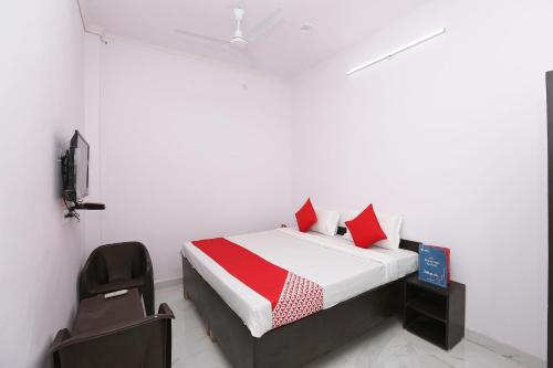 Una cama o camas en una habitación de OYO Flagship Golden Guest House