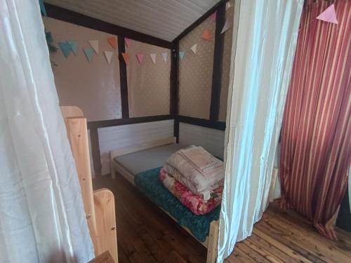 een kleine kamer met een bed in een tent bij Pie lacuksa in Tīnūži