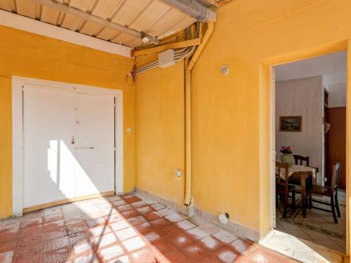 een lege kamer met een witte deur en een tafel bij Villa in Villa San Giovanni near Aspromonte National Park in Villa San Giovanni