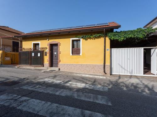 een geel huis met een poort in een straat bij Villa in Villa San Giovanni near Aspromonte National Park in Villa San Giovanni