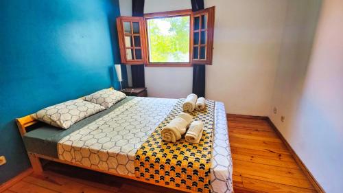 1 dormitorio con 1 cama con toallas y ventana en Quinta Da Lameira - Pero Viseu Central Portugal, en Pêro Viseu