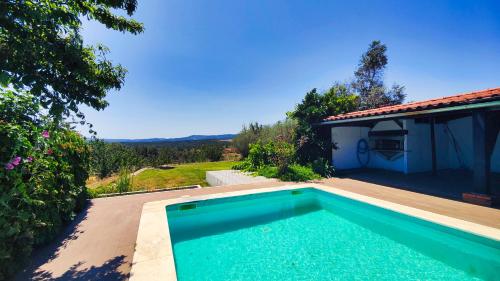 una piscina frente a una casa en Quinta Da Lameira - Pero Viseu Central Portugal, en Pêro Viseu