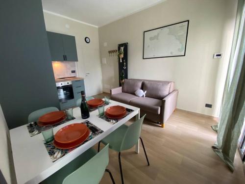 uma sala de estar com uma mesa e um sofá em Appartamento a 200 mt dal mare em Rimini