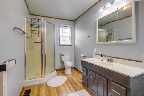 La salle de bains est pourvue d'un lavabo, d'une douche et de toilettes. dans l'établissement Charming Kaw Lake Country Home with Game Room!, à Newkirk