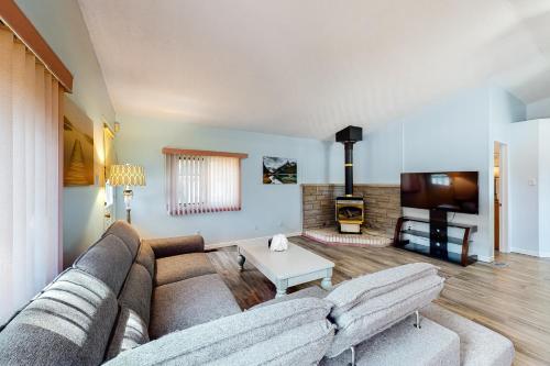 a living room with a couch and a fireplace at The Gardenhouse Cottage One in Wasaga Beach