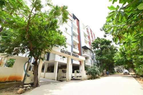 un bâtiment situé sur le côté d'une rue dans l'établissement Hitech Shilparamam Guest House, à Hyderabad