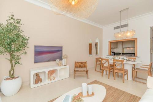 uma sala de estar com um sofá e uma mesa em Casa Noera, Yas Island 324 em Abu Dhabi