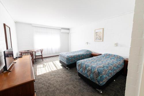 Habitación de hotel con cama y escritorio en Bremer Bay Resort, en Bremer Bay