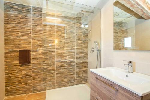 Ένα μπάνιο στο Gharilma V Holiday Home