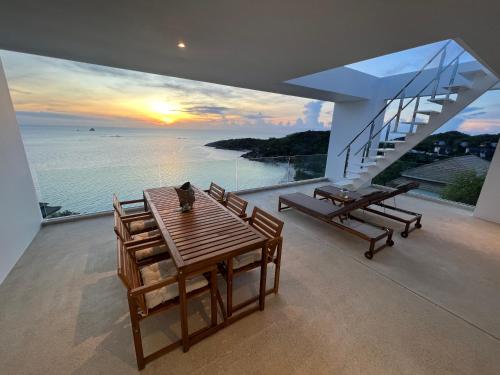 een eetkamer met uitzicht op de oceaan bij The Beach Residence in Koh Samui 