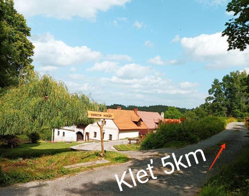 una casa con las palabras "tugurio neto" escrito en la carretera en Old house in Forest, en Křemže