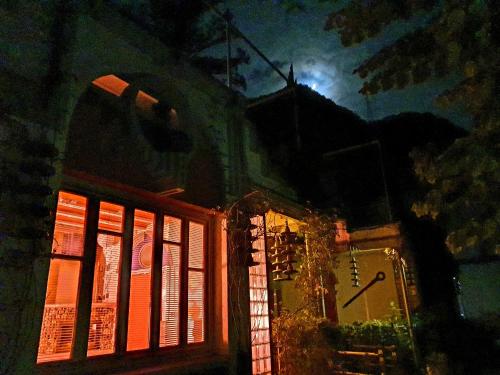 a night view of a building with the moon in the background at zentral club neutron-jacuzzi in Belmonte de Miranda
