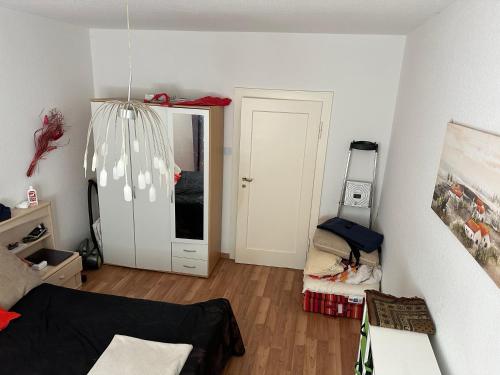 ein Wohnzimmer mit einem Bett und einem Spiegel in der Unterkunft Ferienwohnung Metzger Leipzig in Leipzig