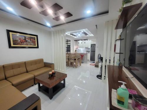 ein Wohnzimmer mit einem Sofa und einem Tisch in der Unterkunft Cozy Transient house in Calapan City. in Calapan