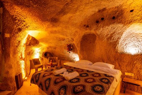 a bedroom with a bed in a cave at Cappadocia Snora Cave in Nevsehir