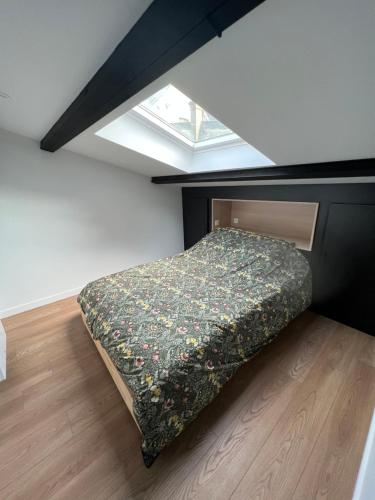 une chambre avec un lit dans une pièce avec une fenêtre dans l'établissement La Manufacture du Sable, à Berck-sur-Mer