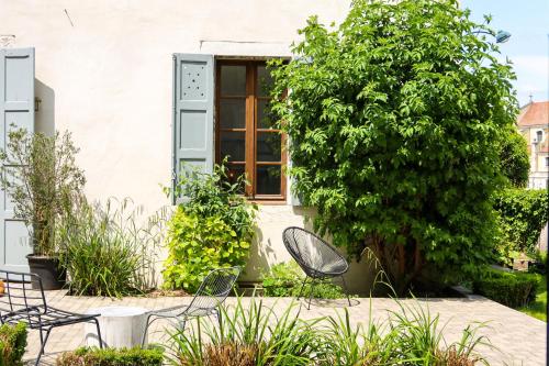 a garden with chairs and a tree at Le Boutik Hotel in Annecy