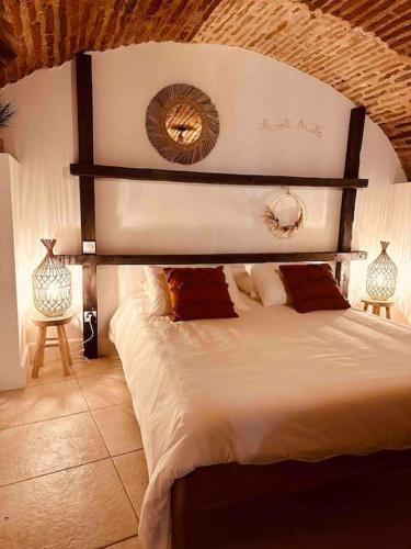 ein Schlafzimmer mit einem großen Bett und zwei Lampen in der Unterkunft La voûte du 26 in Albi