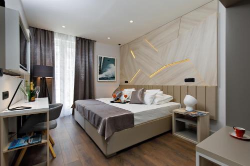 Dormitorio con cama, escritorio y TV en Sailor Boutique Rooms en Split